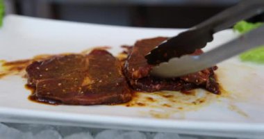 Vietnam, restorandaki bir masada kızartma tavasında et kızartıyor. Akşam yemeği için bir kafede baharatlı et hazırlanıyor.