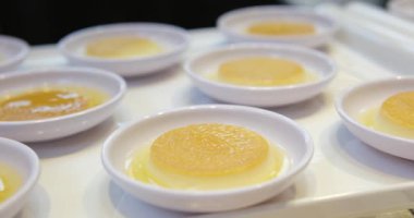 Küçük beyaz tabaklar üzerine açık büfe creme brulee Asya mutfağı diğer tarifler. Yüksek kaliteli FullHD görüntüler