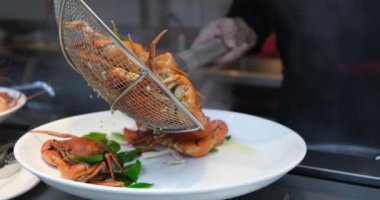 Büfede yengeç kesen bir kızın videosu. Yüksek kalite 4k görüntü