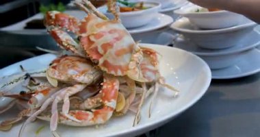 Büfede yengeç kesen bir kızın videosu. Yüksek kalite 4k görüntü