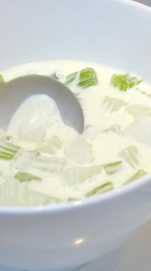 Sütlü tatlı. Jöleli puding. Otantik Che Thai Vietnam meyveli kokteyli içmek için sıvı yapışkan katkı maddeleri. Vietnam Çimeni Jöleli Süt Tatlısı