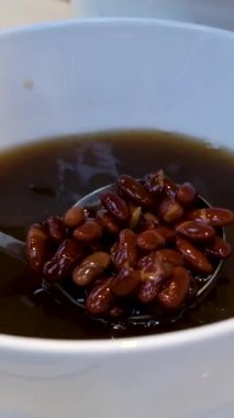 Fasulye ezmeli puding. Otantik Che Thai Vietnam meyveli kokteyli içmek için sıvı yapışkan katkı maddeleri. Vietnam fasulyesi tatlısı.