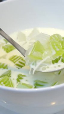 Jöle yeşili puding parçaları. Otantik Che Thai Vietnam meyveli kokteyli içmek için sıvı yapışkan katkı maddeleri. Vietnam Çim Jölesi ve Süt Tatlısı