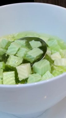 Jöle yeşili puding parçaları. Otantik Che Thai Vietnam meyveli kokteyli içmek için sıvı yapışkan katkı maddeleri. Vietnam Çim Jölesi ve Süt Tatlısı