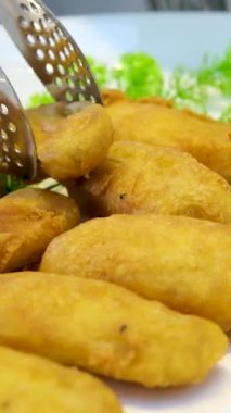 Patates kızartmalı balık ve patates kızartması. Sağlıksız yiyecekler. Patates kızartmalı balık. Yüksek kalite