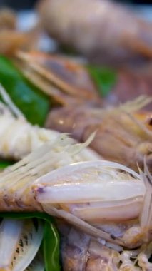 Tahtada limon olan taze peygamber devesi karidesi. Yüksek kalite fotoğraf