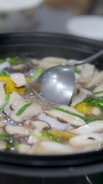 Tom yum kung, baharatlı Tayland Tom çorbası beyaz kâse karides çorbası. Yüksek kalite