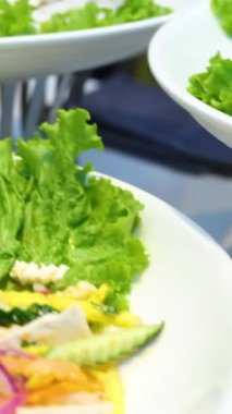 Lokantada kanepeler, sebzeler ve otlarla dolu bir açık büfe masasının yakın çekimi. Bir ziyafet masasında kanepe, sebze ve otların yakın çekimi. Yüksek kaliteli FullHD görüntüler