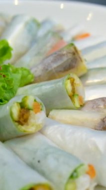 Karides ve sebzeli börek yakın çekim makrosu. Pilav kağıtlı karides rulosu. Taze Vietnam böreği pişiriyorum. Sağlıklı yiyecekler. Yüksek kalite 