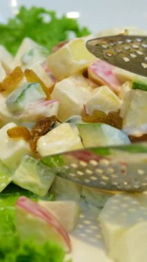 Olivier Rus salatası mayonezli klasik bir tarif, inanılmaz bir tat, ev yapımı tarif. Bir restorandan patates salatası büfesi almak.