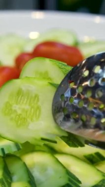 Beyaz üzerine yeşil salatalık dilimlerinin soyut arkaplanı. Üst Manzara. - Evet. Yüksek kalite fotoğraf