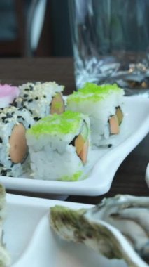 Suşi çubukları sarıp Japon usulü suşi yiyor. Yüksek kaliteli FullHD görüntüler