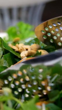 Fıstıklı ve otlu salata. Yüksek kaliteli FullHD görüntüler