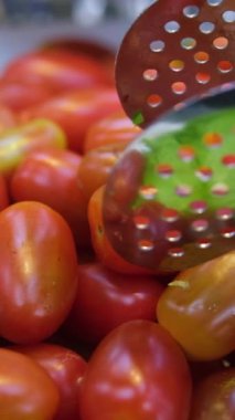 Beyaz arka planda bir kasede kırmızı küçük domatesler, üst manzara. Yüksek kalite fotoğraf