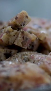 Tahta tuzlu sosis üzerinde dereotlu ve kızılcıklı ev yapımı kafa peyniri. Yüksek kaliteli FullHD görüntüler