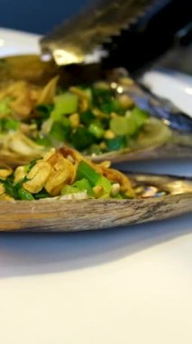 Deniz tarağı ve yeşil soğanlı Japon shijimi midye çorbası. Yüksek kaliteli FullHD görüntüler