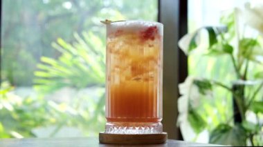 Yakın plan çekimde, taze guava suyunu bardakla gözlüyor ve naneli yapraklarla süslüyor. Yüksek kalite 4k görüntü