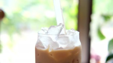 Ilık iklimde buzlu latte ekleyin. Kahve ile lezzetli içecekler karıştırın. Yüksek kalite 4k görüntü