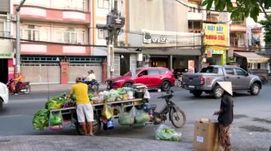 Vietnam 'da çarşı sebze arabası satıyor. Fakirler tezgahtan sebze satıyor. Vietnam Ho Chi Minh Şehri 06.03.2024