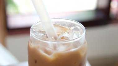 Ilık iklimde buzlu latte ekleyin. Kahve ile lezzetli içecekler karıştırın. Yüksek kalite 4k görüntü