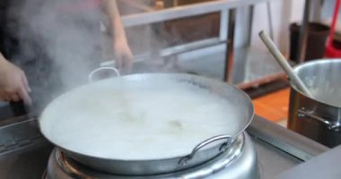 Bir restoranda deniz ürünleri pişirdikten sonra köpüklü kaynar su dökülür. Yüksek kalite 4k görüntü