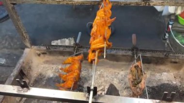 Tavuk butları, kanatlar, kızartma tavasında fileto. Kızarmış tavayla evde kızarmış tava hazırlamak gibi. Yüksek kalite 4k görüntü