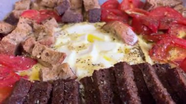 Ev yapımı Norman Camembert kurutulmuş ekmeği domatesli beyaz siyah Borodinsky. Başarısız hazırlık aşırı kızarmış ekmekler.