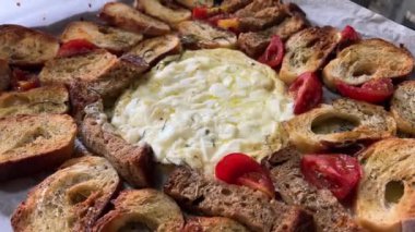 Ev yapımı Norman Camembert kurutulmuş ekmeği domatesli beyaz siyah Borodinsky. Başarısız hazırlık aşırı kızarmış ekmekler.