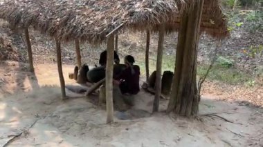 Cu Chi tünellerindeki gerilla kampını bombalayan iki adam Vietnam Savaşı sırasında birkaç askeri seferin yapıldığı yer, şu anda turistik bir yer. Cu Chi, Viet Nam Cu Chi 