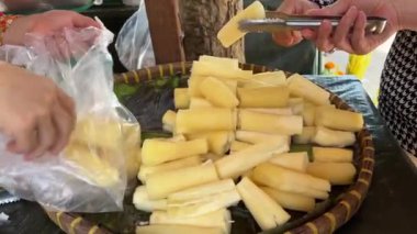 Vietnam savaş askeri menüsü. Fıstık ve manyok. Bugün turistlere servis ediliyor. Cu Chi Tüneli, Vietnam. Seyahat konsepti artık turistik bir yer. Seyahat konsepti. Cu Chi, Viet Nam Cu Chi 
