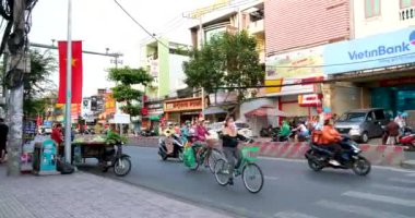 Vietnam 'da Vietnam' da Vietnam 'da gerçek hayat 02.09.2024 Vietnam' da motosiklet ve bisiklete binen insanlar.