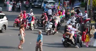 Vietnam 'da yeni yıl kutlaması. Ejderhaların güzel ulusal kıyafetlerle dolaştığı yeni yıl. Aileler, Vietnam' da tatil günü boyunca yürür.