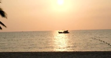 Tekne ufukta süzülüyor, güneşin çizgisi, okyanus. Pu quoc Adası Vietnam 'da güzel bir gün batımı