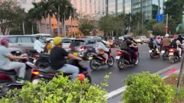 Go Vap Bölgesi, Vietnam 'daki Nguyen Kiem üst geçidindeki trafik sahnesi. Vietnam Ho Chi Minh Şehri Motosikletleri Saigon