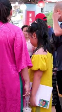 Vietnam 'da yeni yıl kutlaması. Ejderhaların güzel ulusal kıyafetlerle dolaştığı yeni yıl. Aileler, Vietnam' da tatil günü boyunca yürür.