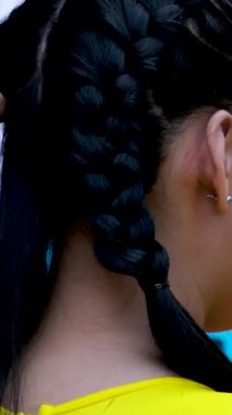 Vietnam 'da yeni yıl kutlaması. Ejderhaların güzel ulusal kıyafetlerle dolaştığı yeni yıl. Aileler, Vietnam' da tatil günü boyunca yürür.