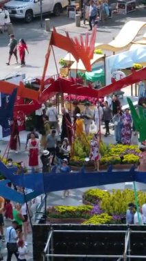 Vietnam 'da yeni yıl kutlaması. Ejderhaların güzel ulusal kıyafetlerle dolaştığı yeni yıl. Aileler, Vietnam' da tatil günü boyunca yürür.