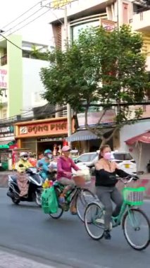 Vietnam 'da Vietnam' da Vietnam 'da gerçek hayat 02.09.2024 Vietnam' da motosiklet ve bisiklete binen insanlar.