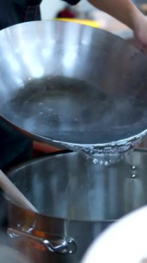 Mutfaktaki demir kase büyük bir tencereye su dök yemek kaynayan suya. Yüksek kaliteli FullHD görüntüler
