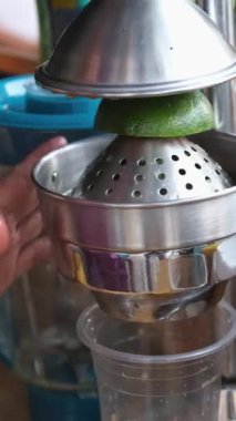 Vietnam 'da yeşil portakallardan meyve suyu sıkan mükemmel bir kadın sokakta sağlıksız meyve sıkacağı. Yüksek kaliteli FullHD görüntüler
