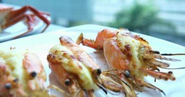 Üstünde yeşillikler olan kızarmış rulo. Geleneksel yemek. Festival sokak yemekleri. Yüksek kaliteli FullHD görüntüler