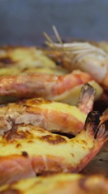 Üstünde yeşillikler olan kızarmış rulo. Geleneksel yemek. Festival sokak yemekleri. Yüksek kaliteli FullHD görüntüler