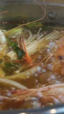 Buharlı gemi güveci olarak da bilinen güveç tenceresi düşük ısıda bir tencere et suyu tutar ve yanında çeşitli Çin yemekleri, malzemeler bulunur.