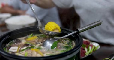 Buharlı gemi güveci olarak da bilinen güveç tenceresi düşük ısıda bir tencere et suyu tutar ve yanında çeşitli Çin yemekleri, malzemeler bulunur.