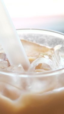 Ilık iklimde buzlu latte ekleyin. Kahve ile lezzetli içecekler karıştırın. Yüksek kalite 4k görüntü