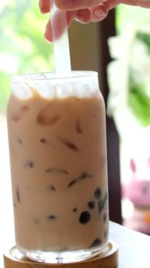 Ilık iklimde buzlu latte ekleyin. Kahve ile lezzetli içecekler karıştırın. Yüksek kalite 4k görüntü