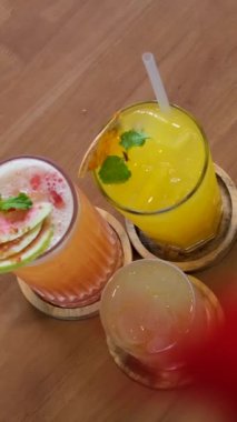 Taze sıkılmış meyve suları portakal suyu ve guava suyu. Tropikal bir restoranda güzel bir sunum. Yüksek kalite 4k görüntü