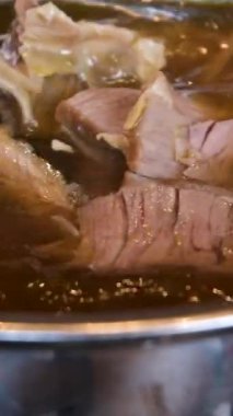 Yakın plan kızartma tavasında et suyu pilavı pilav vermicelli ve sebzeli kız Vietnam 'ı pişirmek için açık büfede yemeğini karıştırıyor. Vietnam çorbası pişir..