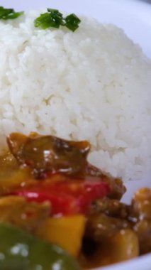 Japon körili domuz pirzolası pişirme süreci. Yüksek kaliteli FullHD görüntüler