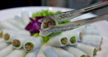 Tabakta ana yemek tabağıyla birlikte tahta çubuklar olan Çin böreği tabağı. Yavaş ol. Yüksek kaliteli FullHD görüntüler